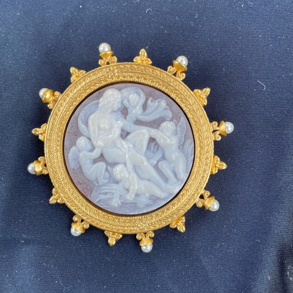 Smithsonian Cameo Brooch Pin by Avon Gold-tone Faux Pearls